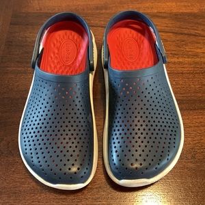 CROCS. Women’s 9. Navy blue, red, and white.